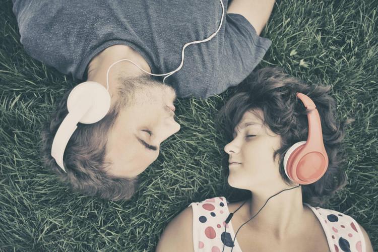 casal ouvindo música