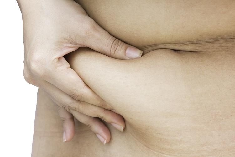 mulher apertando a barriga