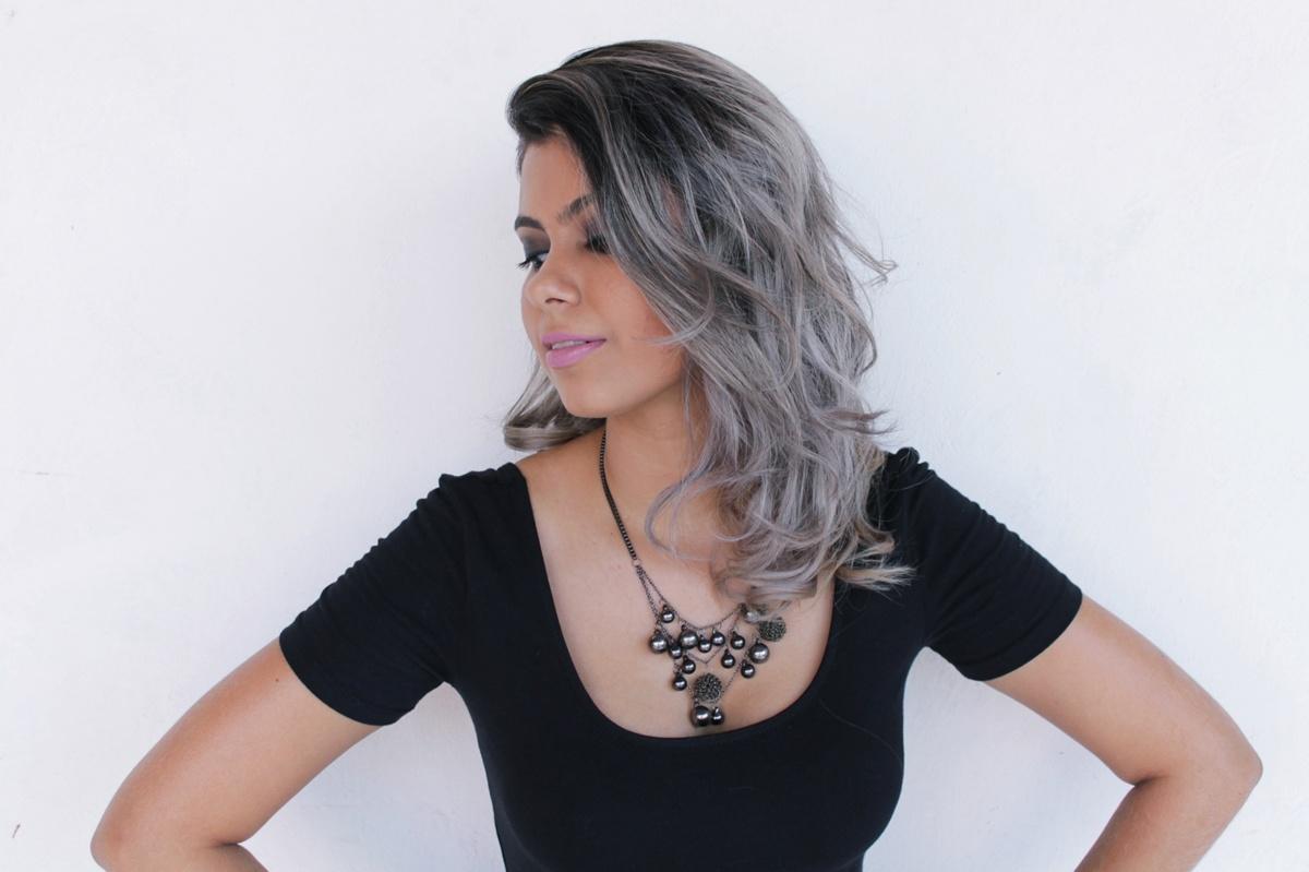 Mulher com cabelo cinza