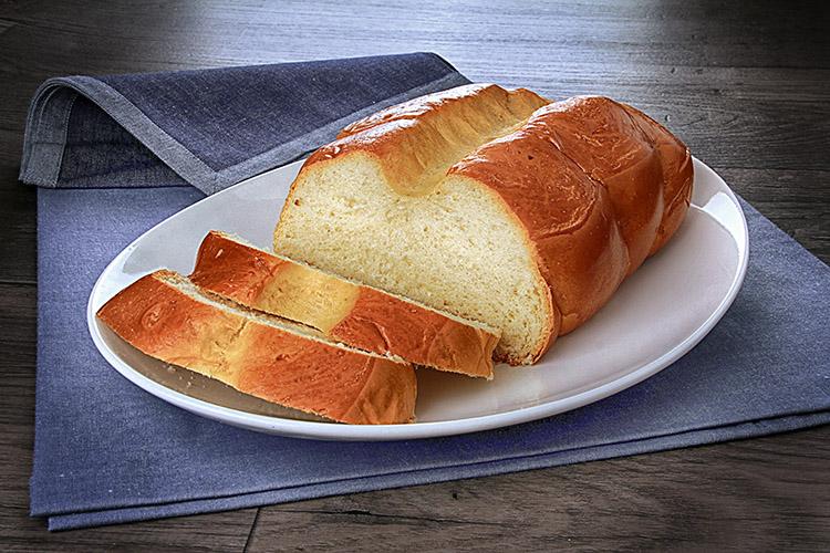Pão sovado e cortado no prato.