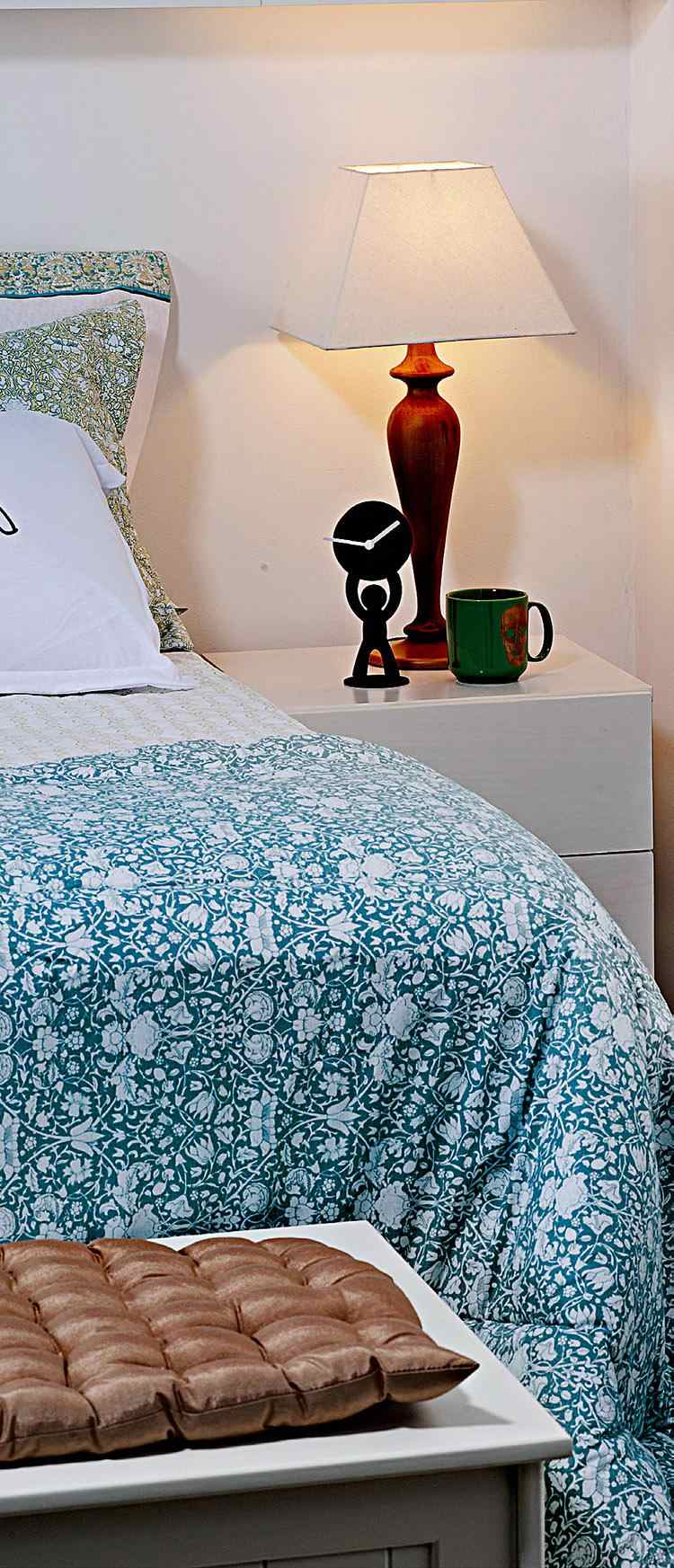 quarto claro colcha azul