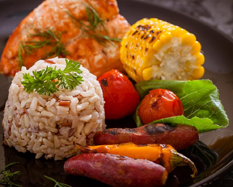 arroz integral, salmão e legumes