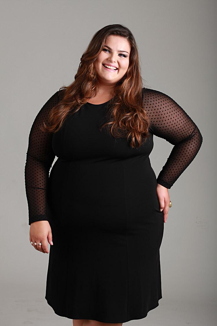 mulher com seios grandes, vestida de preto