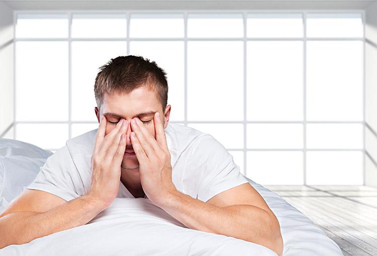 homem-deitado-dor-cama
