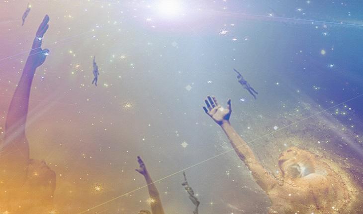 A foto mostra sete anjos caídos subindo em direção a uma luz no céu. A foto ilustra a existência de um dos 7 céus