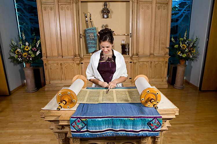 menina em seu bat-mitzvá