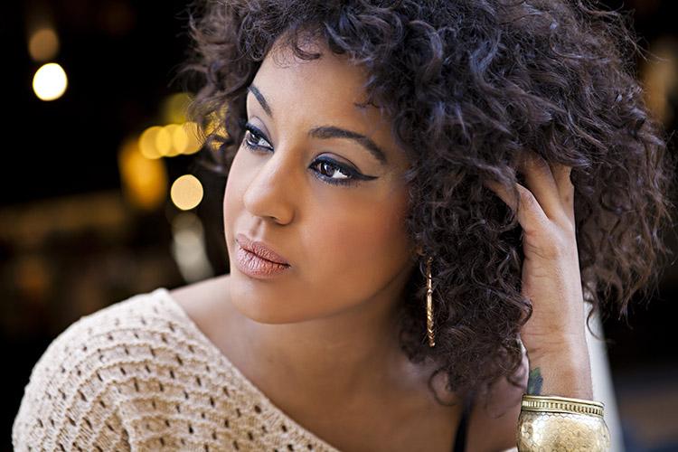 Mulher, negra, cabelo mÈdio, cacheado, maquiagem - Corte ideal para fios cacheados