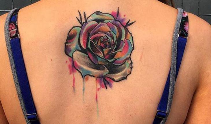 tatuagem aquarela de flor