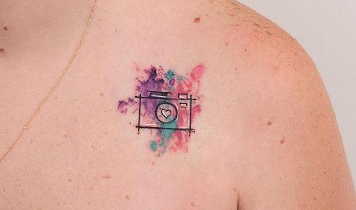 tatuagem aquarela de câmera fotográfica