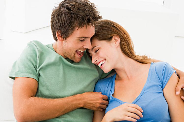 homem fazendo cócegas em mulher