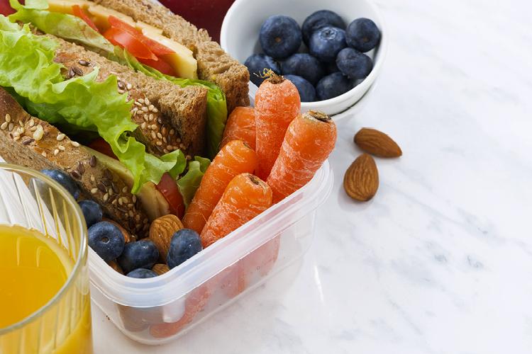 lanche natural, verduras, frutas e suco