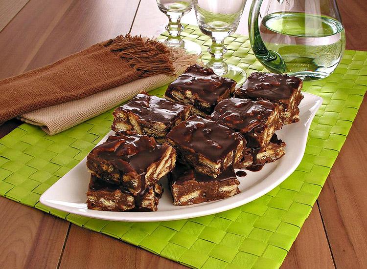 Receita de palha italiana com calda de chocolate
