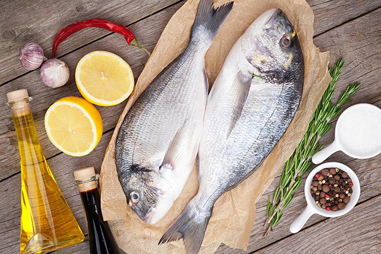 Peixes, frescos, limão, pimenta, dentes de alho, especiarias