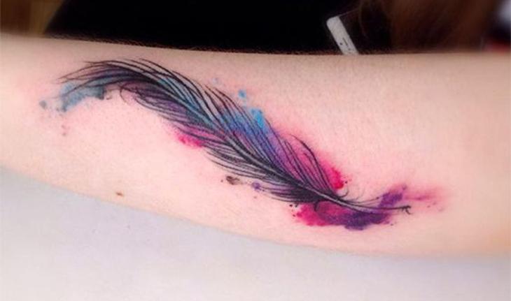 tatuagem aquarela de pena