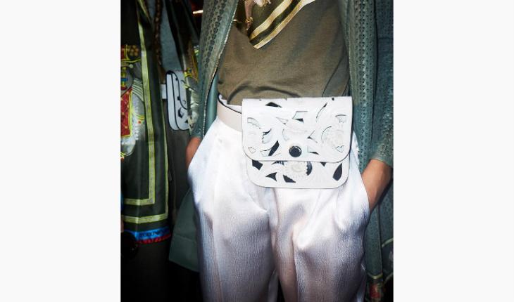 pochetes em alta emporio armani branco instagram