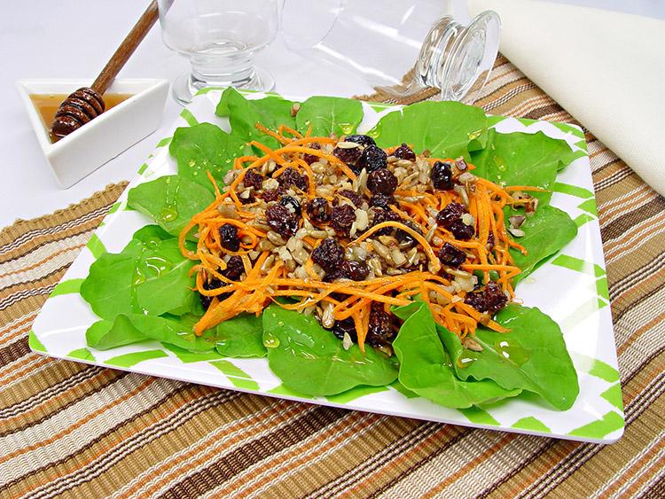 prato-branco-salada-folhas-verdes-cenoura-ralada-castanhas-uva-passa