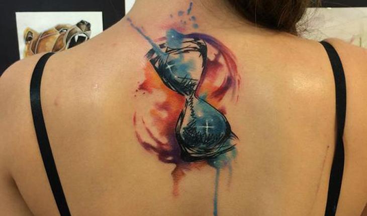tatuagem aquarela de ampulheta