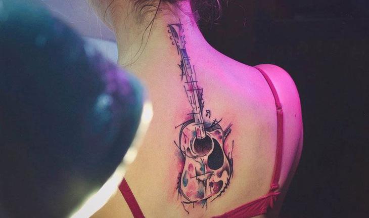 tatuagem aquarela de violão