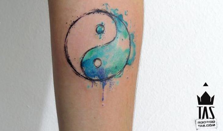 tatuagem aquarela de Yin e Yang