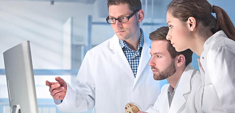 medicos-biopsia-computador-exame