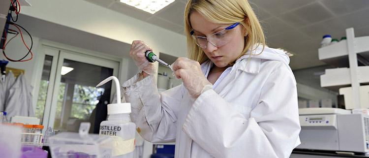 mulher-medica-laboratorio-exame-biopsia