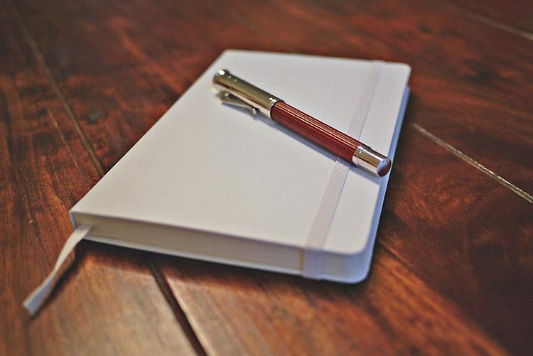 caneta caderno estudar anotar figuras de linguagem
