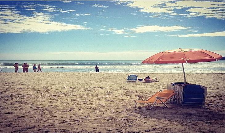 Fotografia tirada da areia de uma praia de Balneário Camboriú