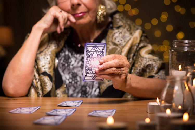 cigana segurando cartas ciganas