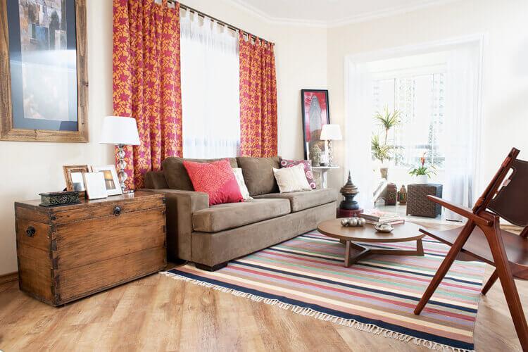Sala aconchegante com decoração barata para receber amigos e parentes