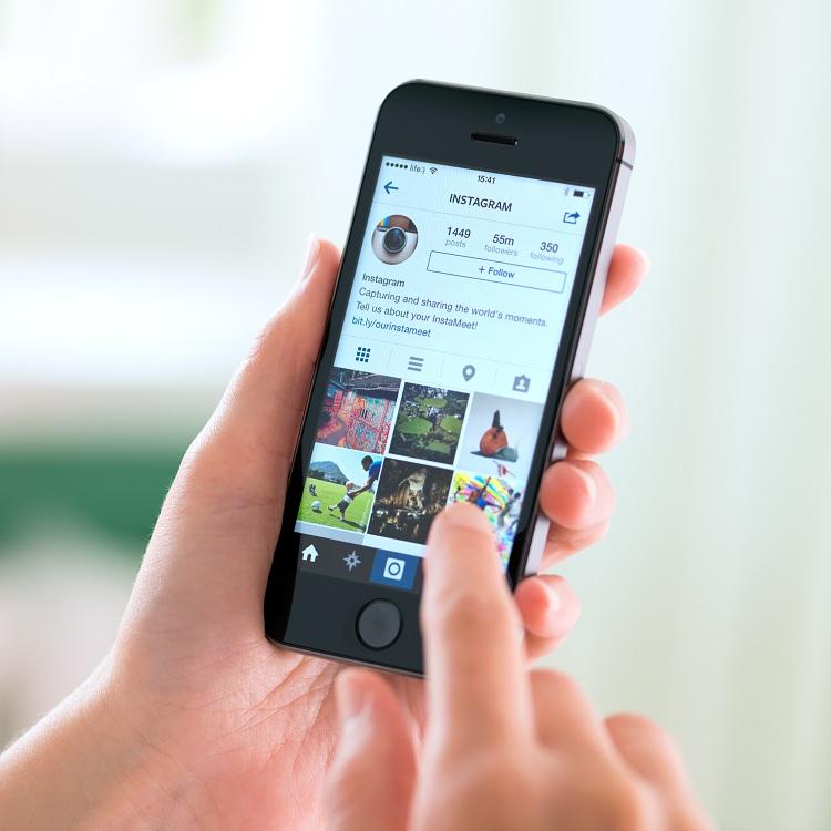 mao-segurando-smartphone-celular-aplciativo-instagram-instagram stories