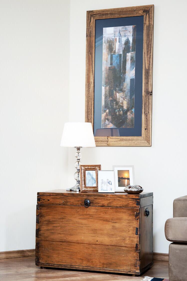 Sala aconchegante com equilíbrio entre decoração antiga e moderna