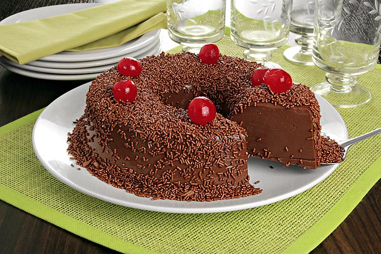Brigadeirão de chocolate sem forno com um pedaço sendo retirado.