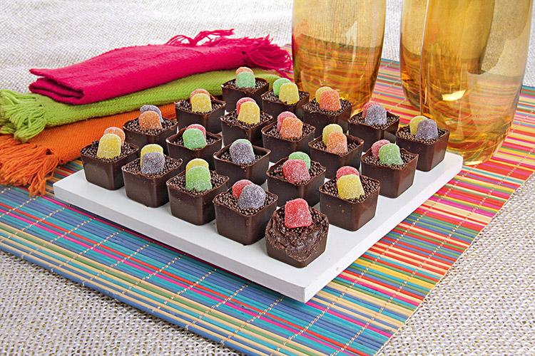 Copinhos de Chocolate Recheados sobre uma tábua branca.