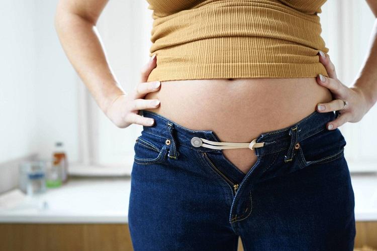 mulher barriga inchaco calca maos
