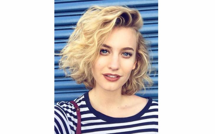 Blunt bob corte de cabelo cacheado loiro