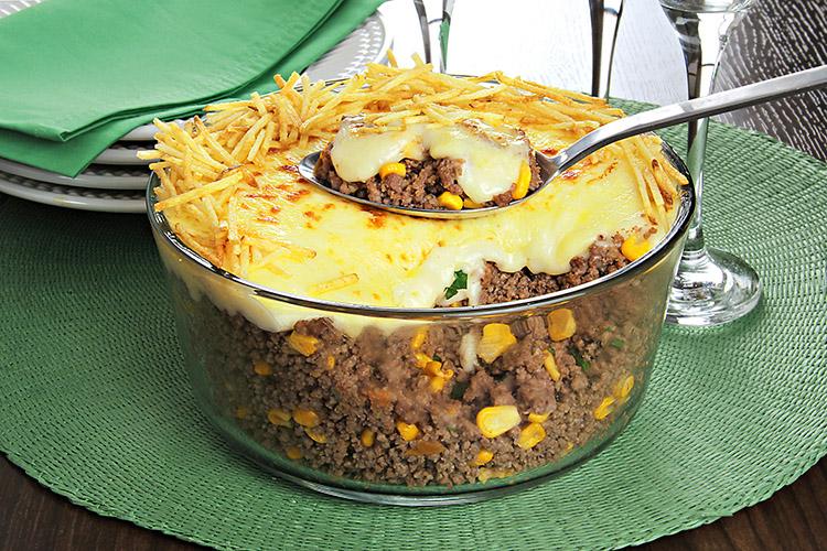 Refratário com fricassê de carne moída.