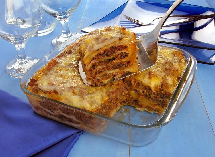 Receita de lasanha com massa de pastel e carne moída