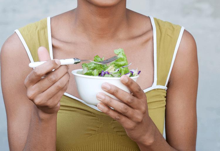 mulher comendo salada profissionais