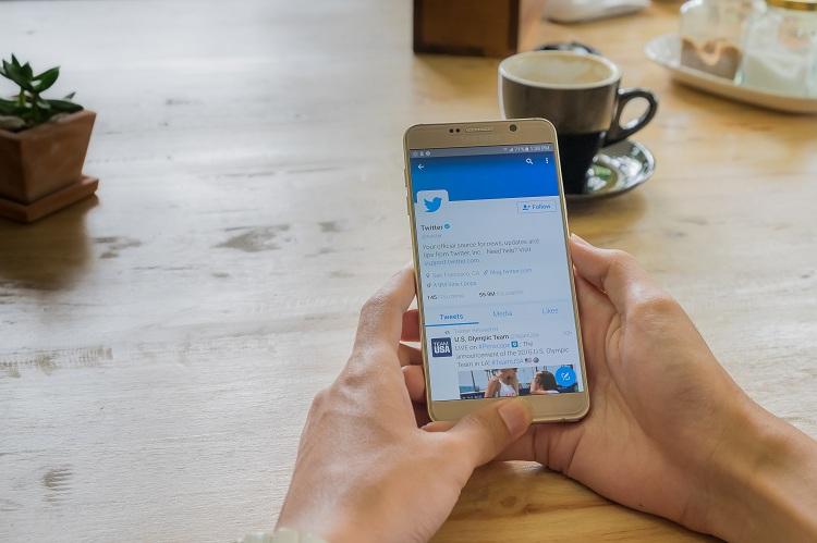 mulher digitando smartphone rede social twitter