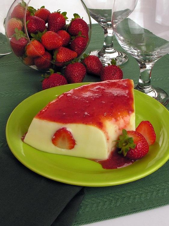 Receita de pudim com recheio de morango