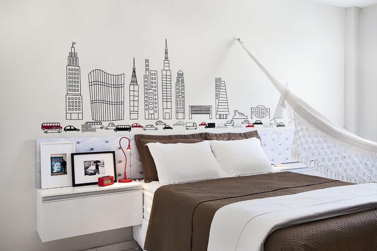 Quarto de casal, com cama, criado mudo e rede