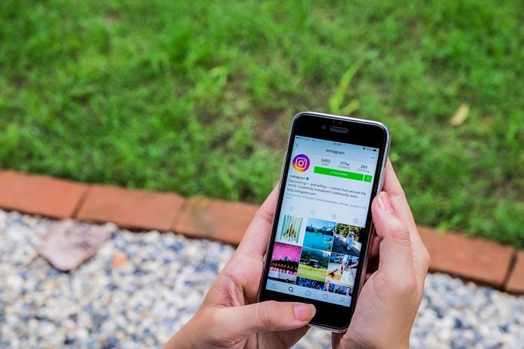 mão digitando celular smartphone aplicativo rede social instagram