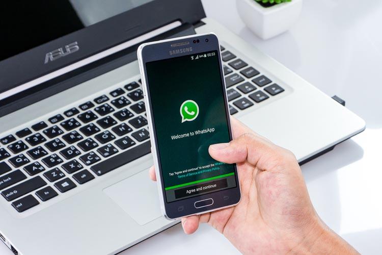 mao-segurando-celular-smartphone-aplicativo-whatsapp