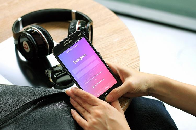 mulher digitando smartphone rede social instagram criar conta login