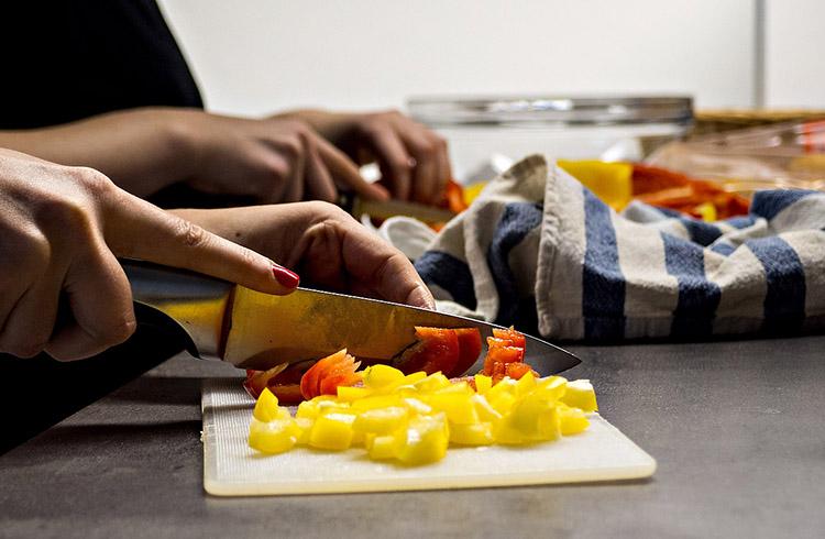 mulher, mãos, cortando legumes, cozinhando
