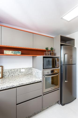 Cozinha cinza com detalhes em laranja no armário