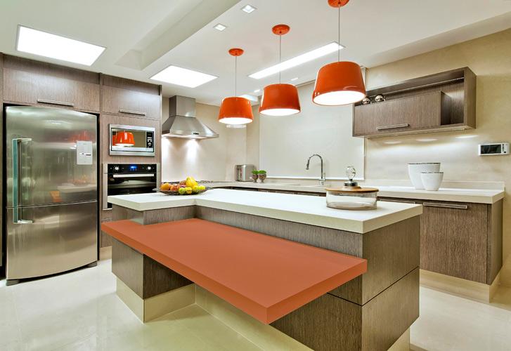 Cozinha com bancada e luminárias laranja
