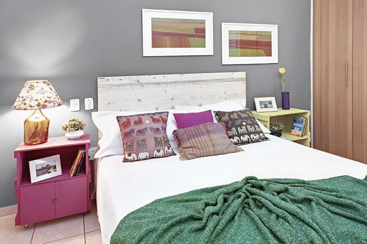 Quarto com criado mudo feito de caixote