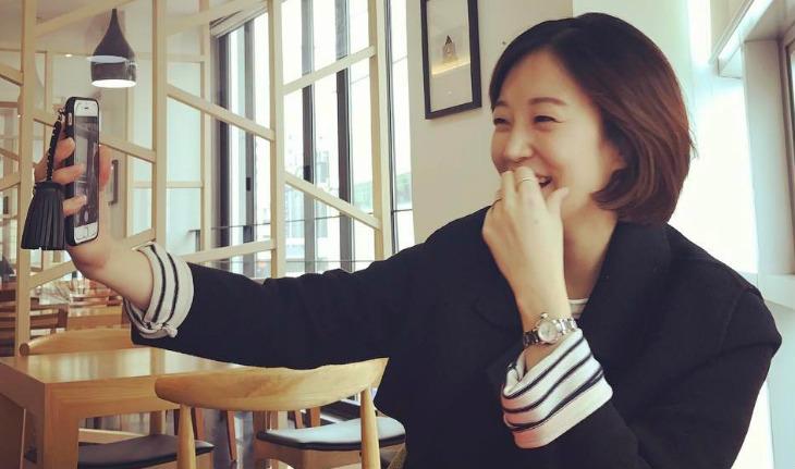 Hashtags populares no instagram selfie mulher tirando foto