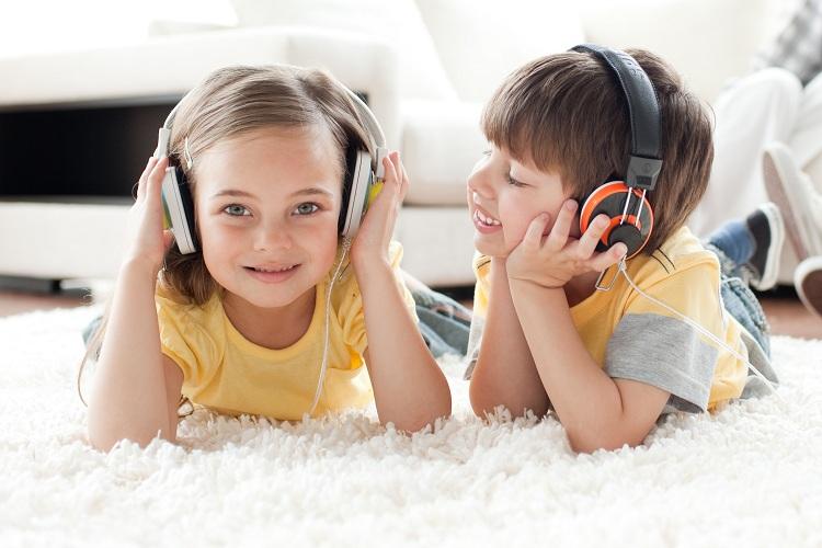 menino menina ouvindo musica